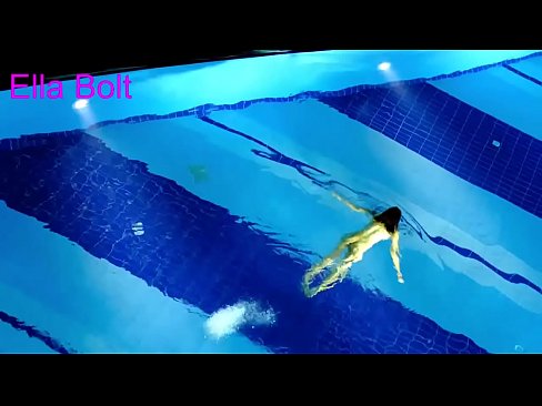 ❤️ Ich kann nicht aufhören zuzusehen, junge Blondine beim Nacktschwimmen im Pool des ELLA BOLT Resorts erwischt Porno fb bei uns ❌